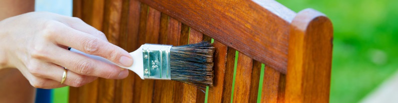 So pflegen Sie Ihre Gartenmöbel richtig: Die wichtigsten Tipps & Tricks für verschiedene Materialien wie Holz, Kunststoff und Aluminium