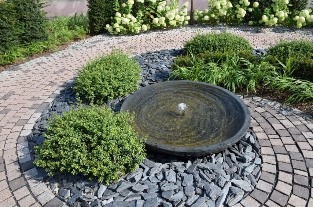 Moderner Brunnen im eigenen Garten