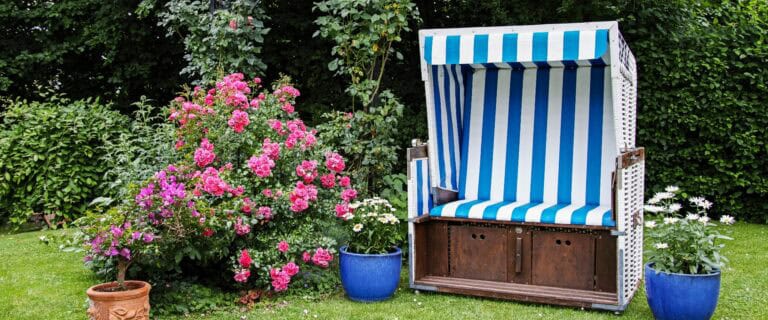 Blau weißer Strandkorb im Garten