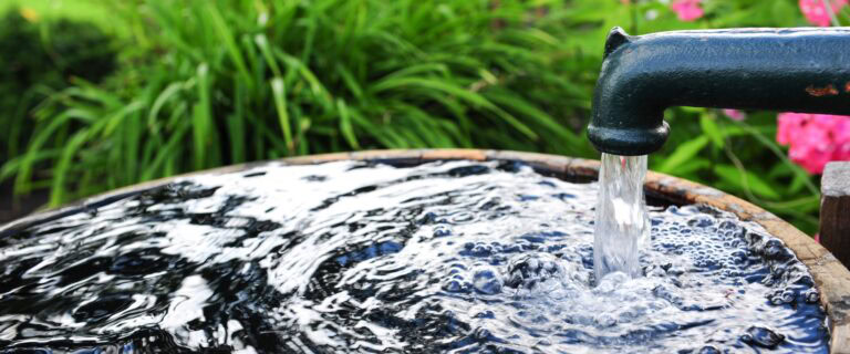 Wasserpumpe und Brunnen im Garten