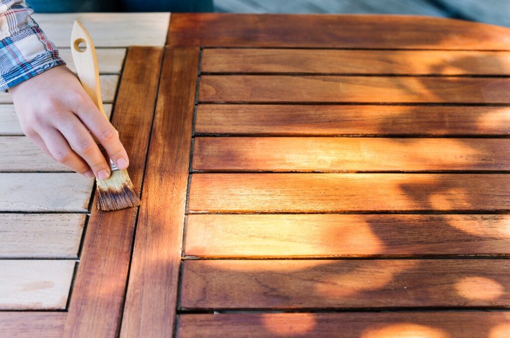 Gartenmöbel aus Holz werden geölt