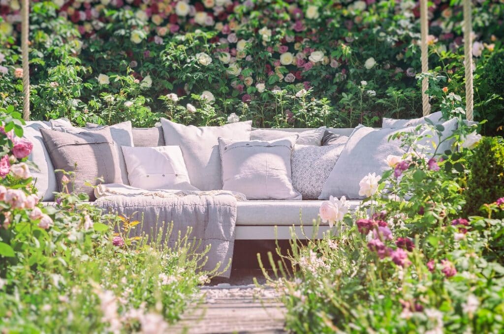 Romantischer Sitzplatz im Garten